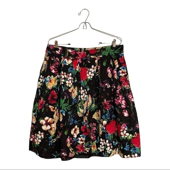 Pick 2/$25 BEAUTIFUL Light Weight Pleated Floral Lined Skirt - Picture 2 of 4